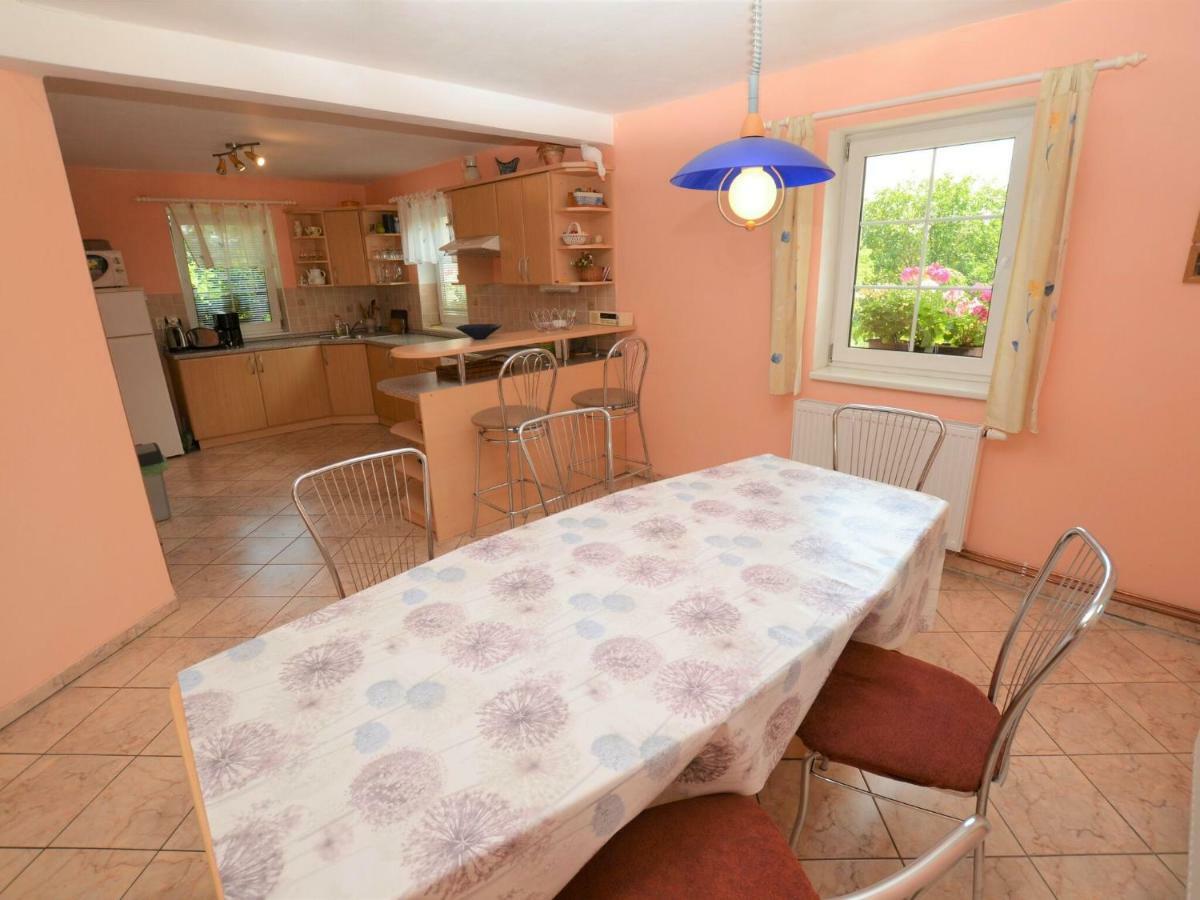 Вілла Comfortable Detached House With Large Garden Klokoci Екстер'єр фото